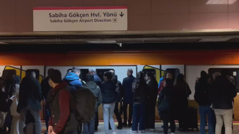 sabiha-gokcen-havalimani-metro-hattinda-elektrik-kesintisi-seferler-aksadi-zhld.jpg