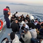 Yunanistan düzensiz göçmenleri lastik bota bindirerek ölüme itti – Hamle Gazetesi