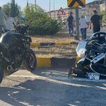 Kavşakta Feci Kaza: Önce Otomobile, Sonra Refüje Çarptı