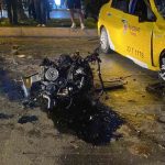 Kontrolden Çıkan Taksi Ağaca Çarptı: Motoru Yola Savruldu
