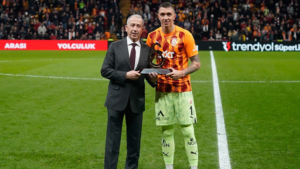 fernando-muslera-galatasaray-tarihine-gecti-wviy.jpg