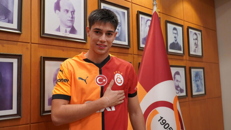 galatasaraya-imzayi-atti-transfer-oldu-jy6s.jpg