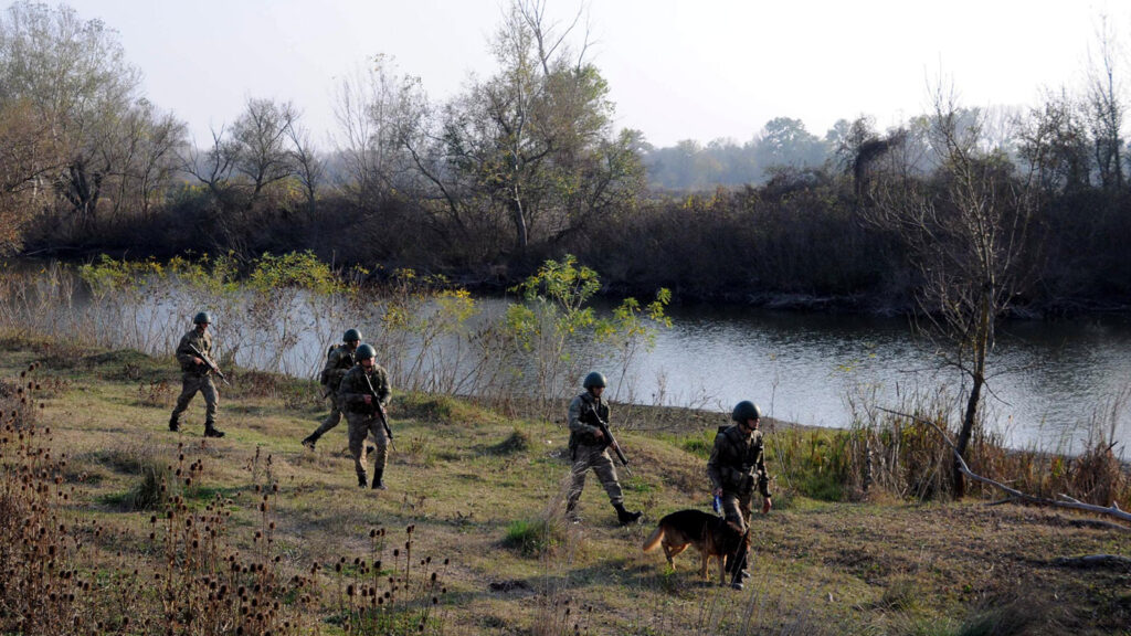 pkk-suphelisi-yunanistana-kacmak-isterken-guvenlik-gucleri-tarafindan-kiskivrak-yakalandi-cxfz.jpg